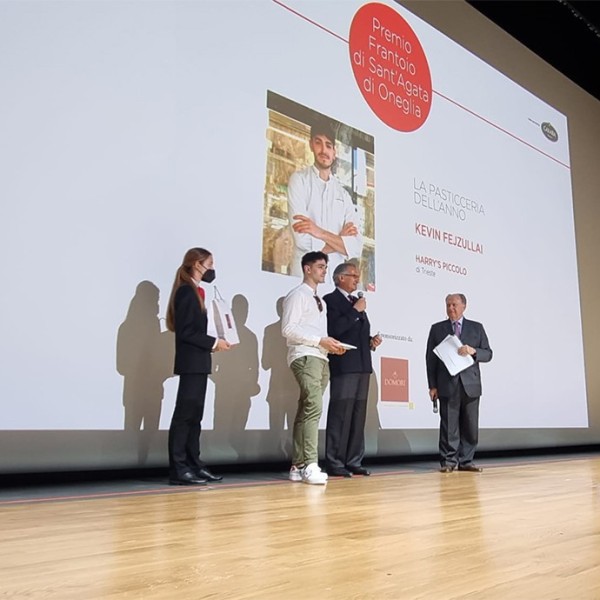 Guida L'Espresso 2022: Domori assegna il premio "Pasticceria dell'Anno" a Kevin Fejzullai. 